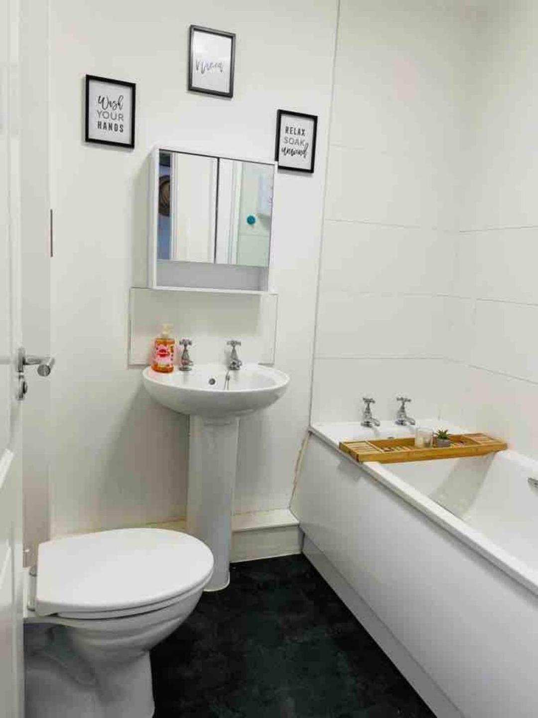 2 Bed Self Contained Apartment Wrexham Exterior foto